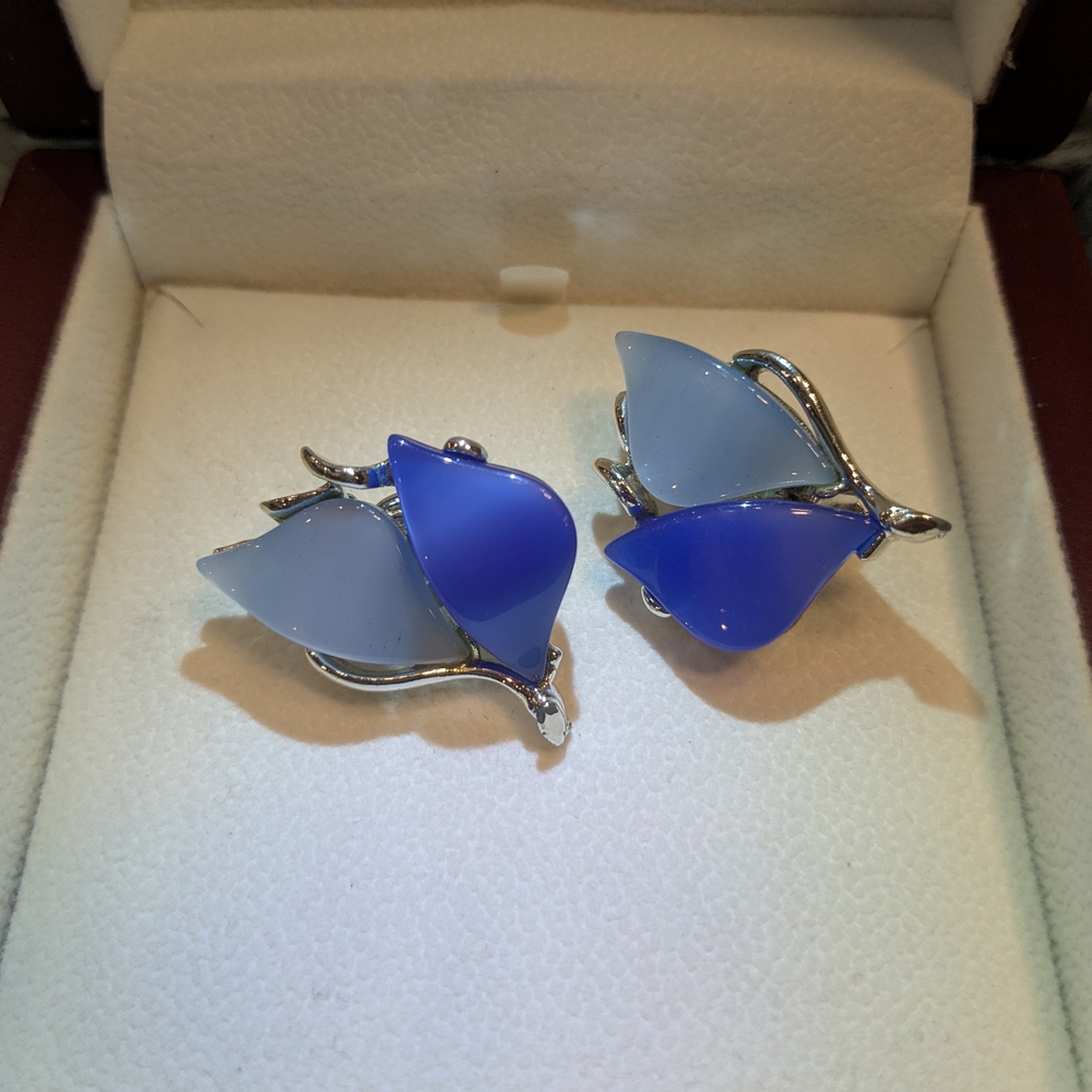 Lisner Elegant Two Tone Blue Thermoset Floral Earrings